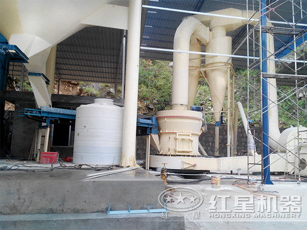 擺式磨粉機(jī)作業(yè)現(xiàn)場