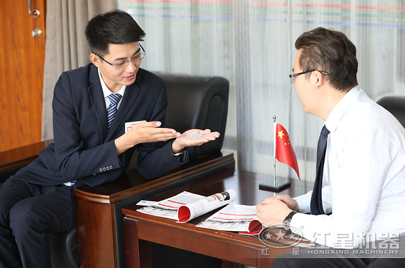 紅星機器客戶經理為用戶講解辦廠手續及設備配置